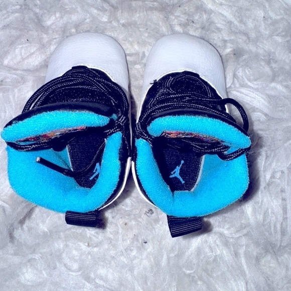 Preowned infant Air Jordan sneakers size 3C - Picture 4 of 7